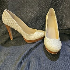 Texture cream high heeled shoe.